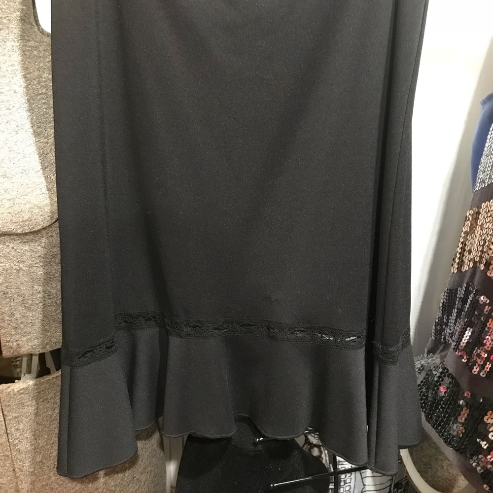 Blk flirty dressy SKIRT right at the knees